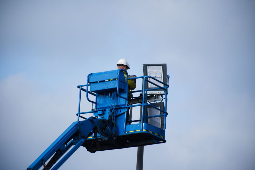 Technicien formé en nacelle élévatrice (PEMP)